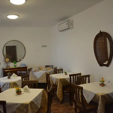 La Casa Rossa Oda ve Kahvaltı Paola