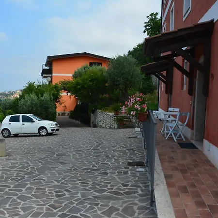 La Casa Rossa Oda ve Kahvaltı Paola